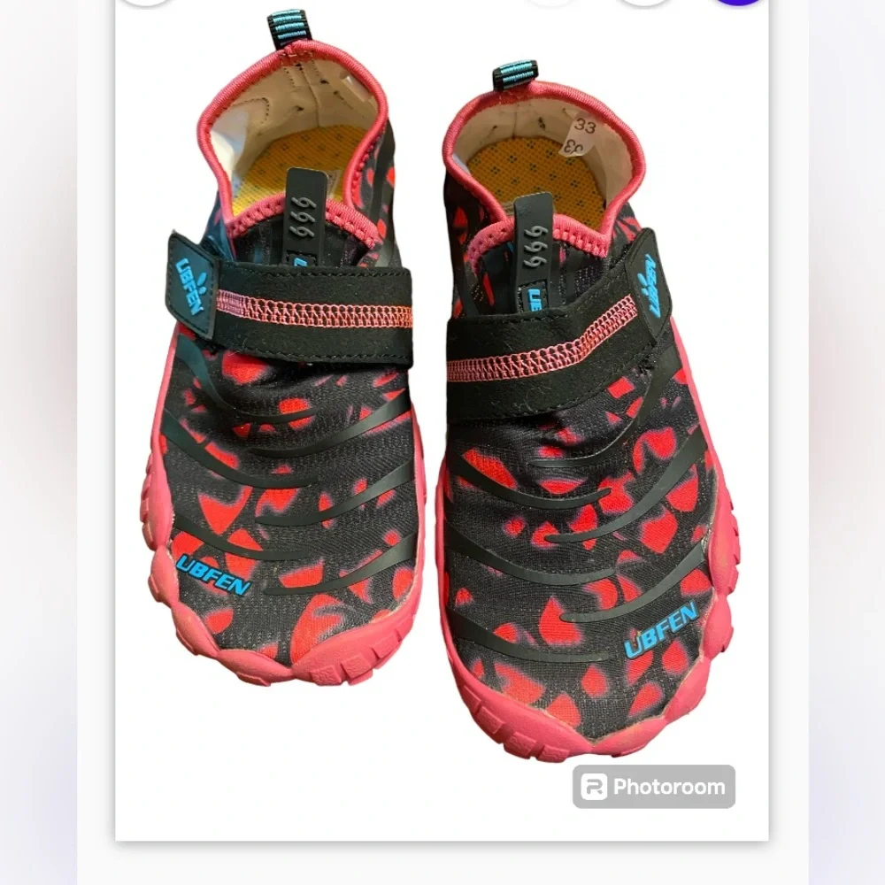 Unfen children’s water shoes. Size 2.